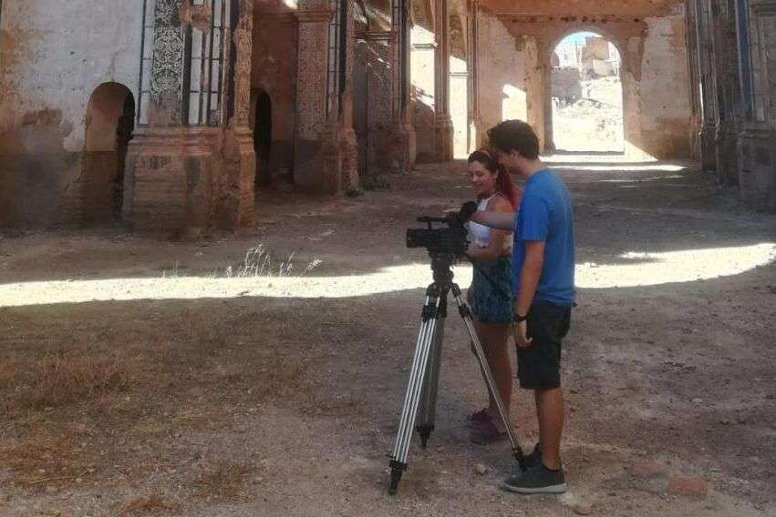 ana-y-miguel-en-la-iglesia-de-san-agustin-del-pueblo-viejo-de-belchite.r_d.649-1329