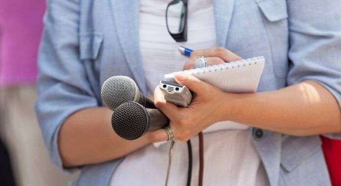 mujer periodista