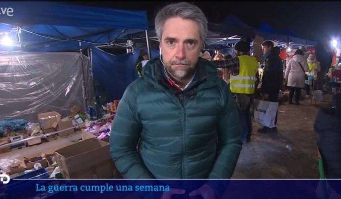 Carlos-Franganillo-de-TVE-en-la-frontera-con-Ucrania.-1200x700