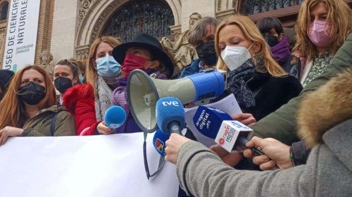 Sara Castillero, presidenta decana de Periodistas de Aragón, en la lectura del manifiesto del 8M