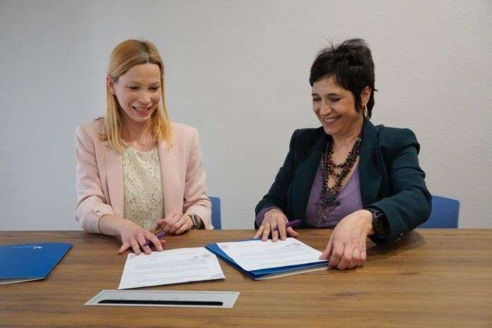 La presidenta de la Asociación de Periodistas de Aragón, Sara Castillero, y la presidenta de Dircom Aragón, Mercedes Gracia Aldaz, suscriben un acuerdo entre ambas entidades.