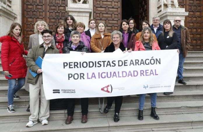 Concentración de periodistas en el Edificio Paraninfo de Zaragoza con motivo del 8M. Fotografía: Javier Belver