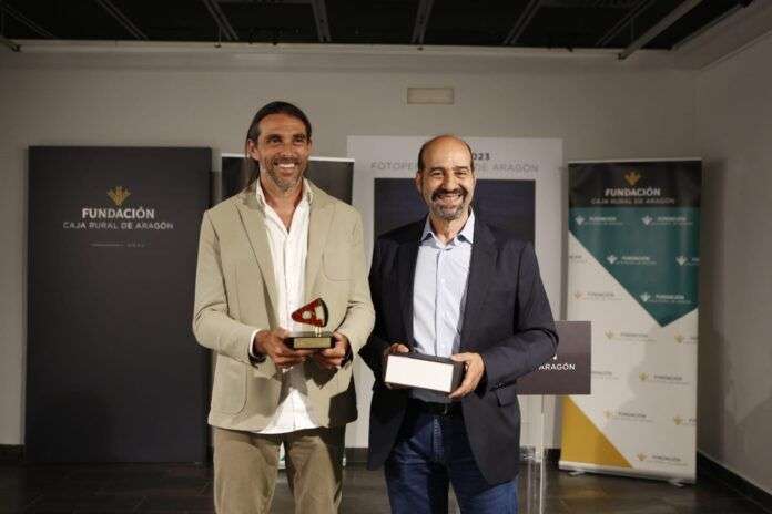 El ganador del Premio Fotoperiodistas de Aragón 2023, Erasmo Fenoy Núñez, junto a Javier Cebollada, presidente de la Asociación de Fotoperiodistas de Aragón