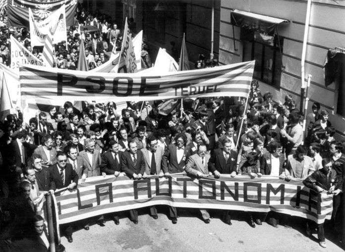 Manifestacion-por-la-autonomia-de-Aragon.-Teruel-23-abril-1978-Fotografia-de-Agencia-EFE