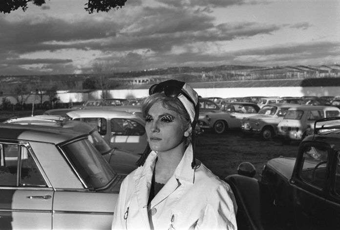 Joana Biarnés con su Hasselblad. Década de los 70.