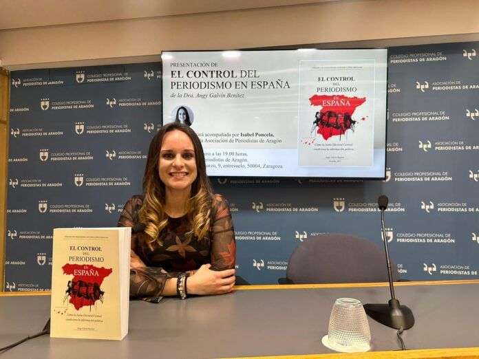 ANGY GALVÍN EN LA PRESENTACIÓN DE SU LIBRO EN LA SEDE DE PERIODISTAS DE ARAGÓN